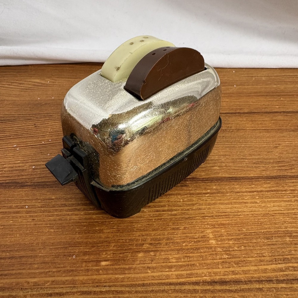 Vintage Pop Up Toaster Salt and Pepper Shakers Set Made in USA Novelty Kitchen